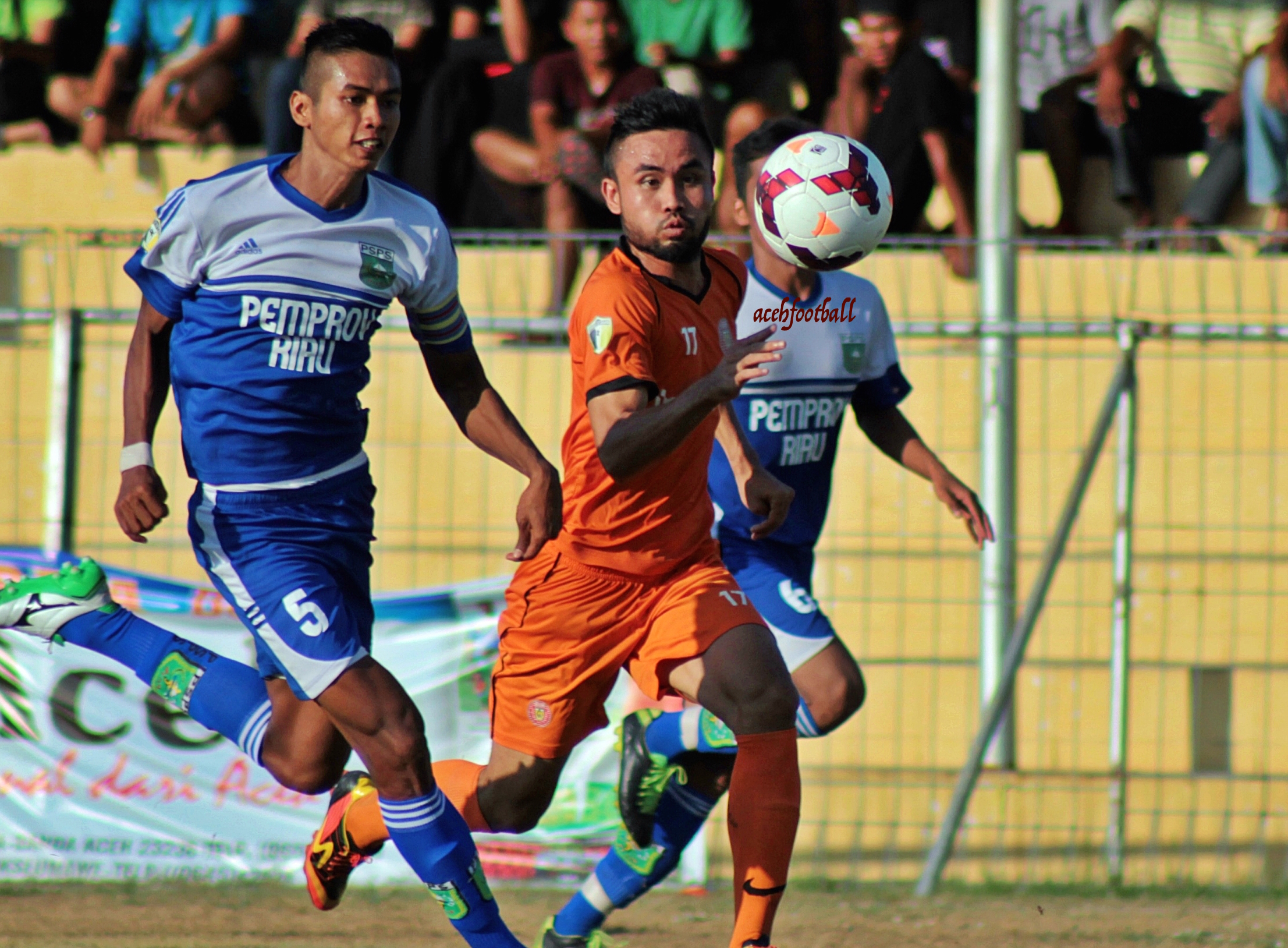 Cầu thủ Indonesia tử vong trước pha bóng thô bạo